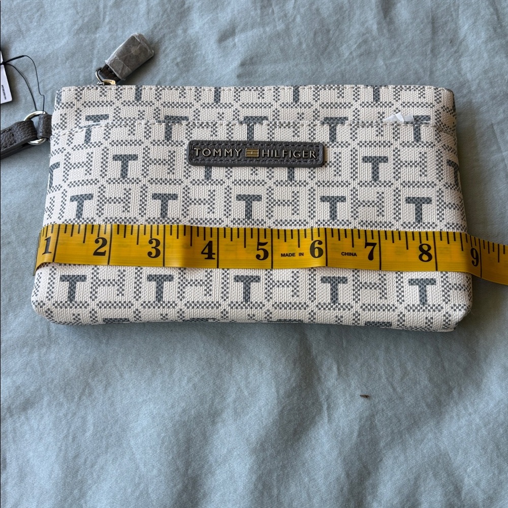 Tommy Hilfiger White & Gray Logo Print Wristlet - Picture 5 of 6